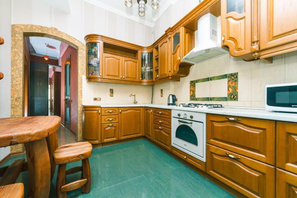 Apartment With View On Inpedendence Square Khreshchatyk เคียฟ ภายนอก รูปภาพ