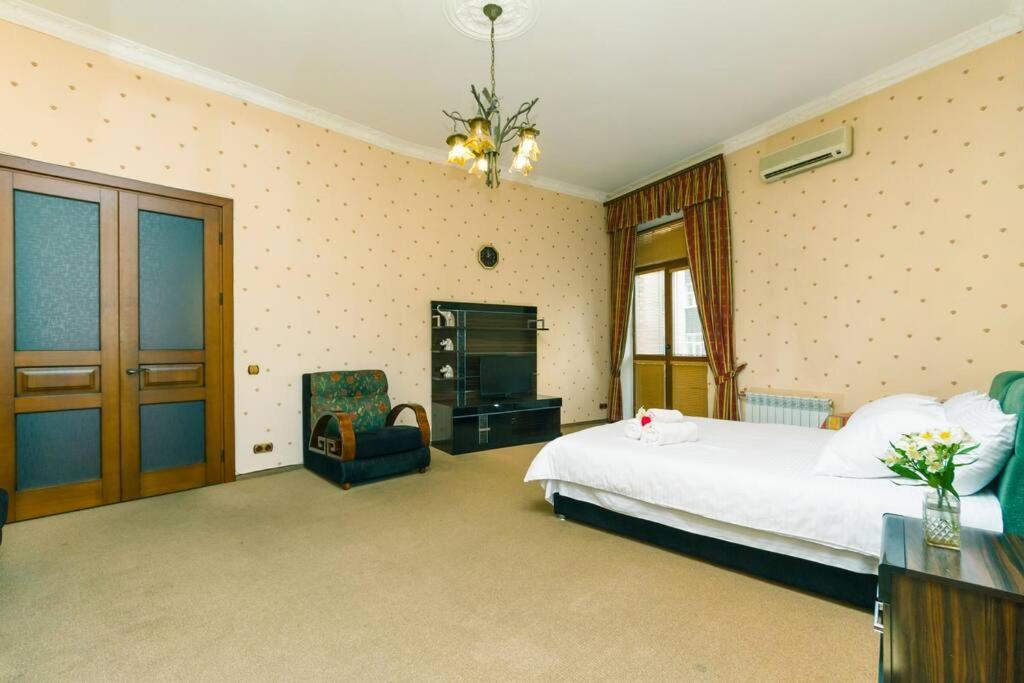 Apartment With View On Inpedendence Square Khreshchatyk เคียฟ ภายนอก รูปภาพ