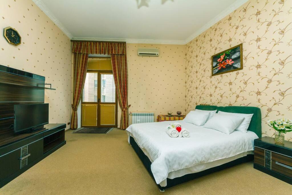 Apartment With View On Inpedendence Square Khreshchatyk เคียฟ ภายนอก รูปภาพ